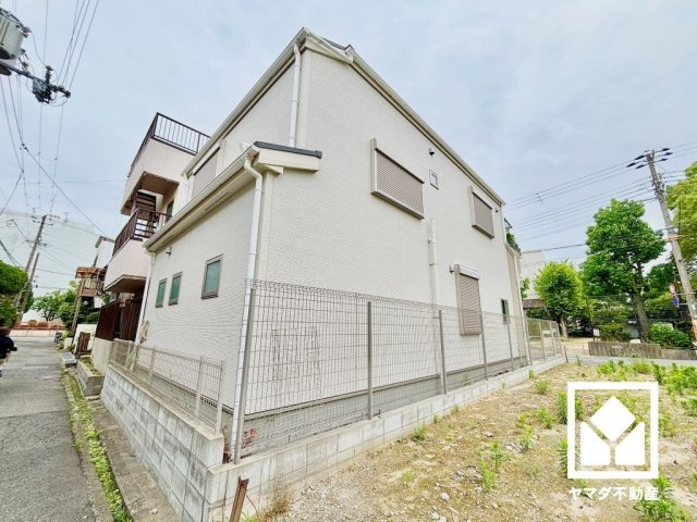 ブランコや滑り台、鉄棒やスプリング遊具が揃う「北大物公園」まで徒歩1分（約6m）。園内には駆けっこができる広場もあり、小さなお子様から幅広い年齢層でのびのび遊べる環境で、子育て世帯の方にもお勧めです。