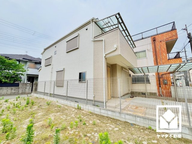南向き・東向きの2面採光の窓から自然光を取り込む、開放感あふれるリビングです。隅々まで光が降り注ぎ、明るく心地の良い空間。