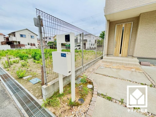カウンターキッチンなので配膳や片付けがしやすく、お料理中もリビングにいるお子様の様子が見守りやすい設計です。