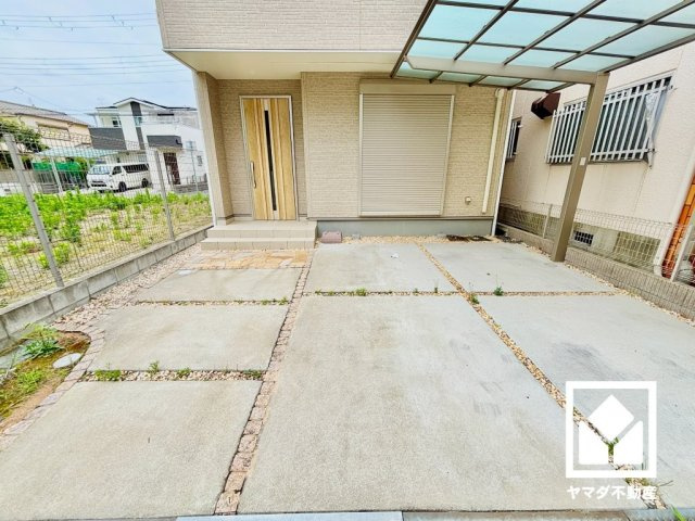 キッチンには窓がございますので、昼間は手元が明るく、お料理がはかどります。