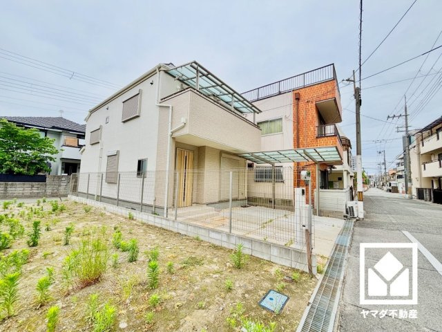 洗面室の隣にはランドリールームとしてもお使いいただける収納付きのユーティリティルームがございます。「洗う・干す・畳む」工程が短い動線で完結できるため、家事を大幅に効率化できます。