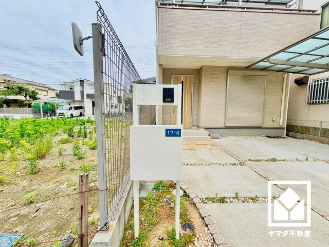 玄関にはシューズボックスを設置。家族の靴もしっかり収納できるので、玄関がいつも片付き、気持ちよくお客様を迎えられます。