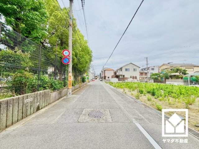 南側前面道路幅員約6.0mとゆったりとした広さがあるのでファミリーカー等の車の出入りも楽にできます。