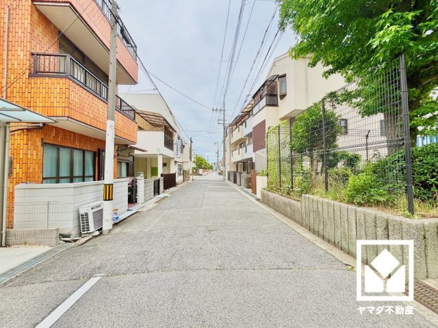 開放感のある南北両面道路。道路を挟んで向かい側はゆったりとした公園になっており、前方が大きく開けているため、陽当たり・風通しの良い立地です。