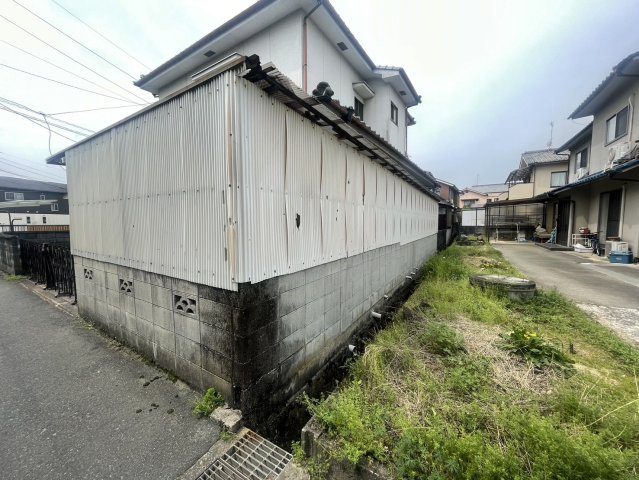 開放感のある角地に位置し、建物は売主負担で解体予定のため、更地での引き渡しが可能です。両面道路に面しており、陽当たり・通風ともに良好。住宅やアパート用地としても活用でき、自由な設計が叶います。　　