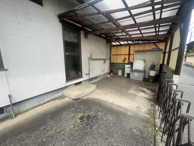 現在は空家ですが売主にて建物を解体し更地でのお引渡しとなります。周辺は閑静な住宅街で騒音も少なく落ち着いた環境が魅力。敷地の使い方は自由自在。新築用地として理想的なロケーションです　　　　　　　　　　