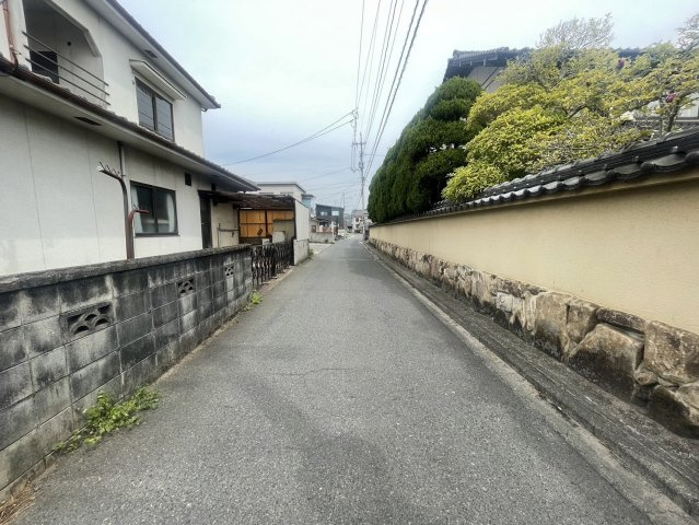 東側に幅員約3.6mの公道が接道しており、車の出入りもスムーズで安心。道幅にゆとりがあると駐車や搬入も便利です。交通量も少なく静かな住環境でありながら、生活利便性も高い立地。　　　　　　　　　　