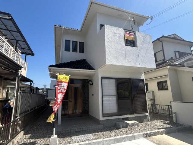 外壁塗装済みの外観で、きれいな状態。安心してお住まいいただけます。