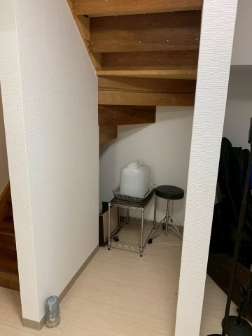階段下のデッドスペースを有効活用した収納部分です。