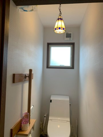 採光窓とデザイン性のあるペンダントライト付きのトイレです。