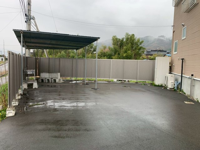 敷地内にはシンクと屋根が付いた作業スペースがあります。BBQも楽しめちゃう