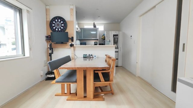 ダイニングは、食事や家族の団らんスペースとしてだけではなく、ほかの用途としても使用することができます。ダイニングテーブルを置き、食事のためのスペースを作ることでリビングとの差別化を図ることができます。