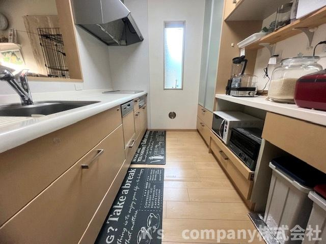 システムキッチンと同じ吊戸棚収納とカップボード付きで、キッチンをスッキリと片付けられます♪