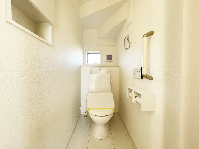 温水洗浄便座、節水型トイレ。高齢者の方でも使いやすい手すり付き　