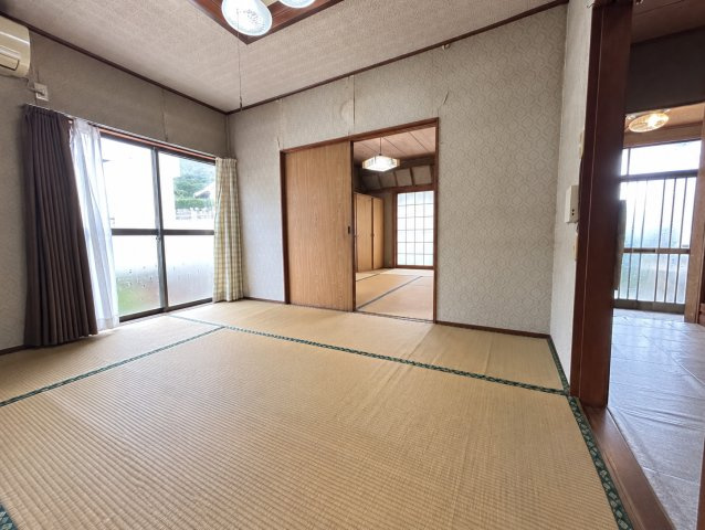 ダイニングと居間として使われている和室はリフォームによってフローリングへ変更しひと続きのLDKとして仕上げるのもおすすめ。間仕切りを見直すことで開放感のある空間をつくりやすい間取りへ。