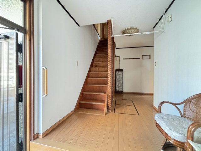 手すり付きで安心して昇降できる階段。玄関ホールから2階へとスムーズにつながる動線で、日々の移動も快適です。木目の質感が空間に温かみを与え、住まい全体の雰囲気を引き立てています。