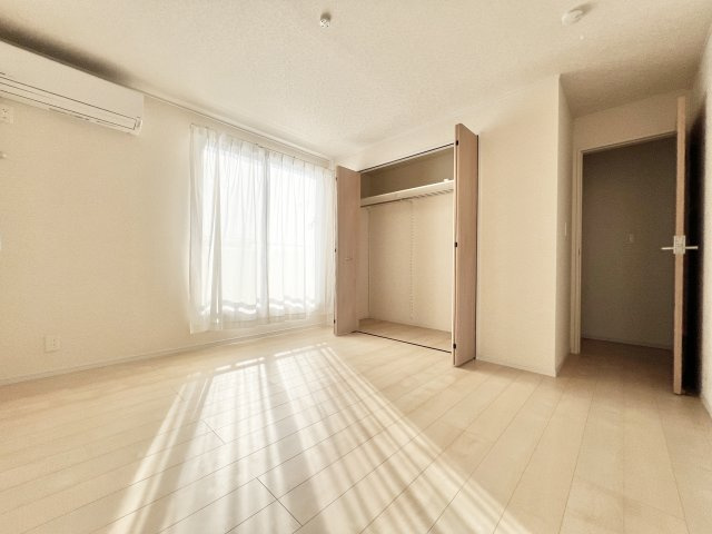 7.5帖の洋室です。バルコニーに面したお部屋で明るい日差しが差し込みます。