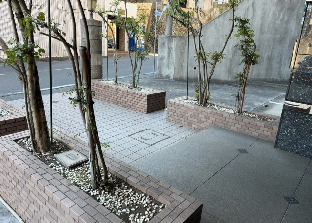 中庭（パティオ）とは、一つの建築物の内部に設けられた、壁などで囲われている庭のことを指します。コの字型、ロの字型が主流ですが、L字型の中庭もあります。最近では、インテリア性の高さからも人気があります。