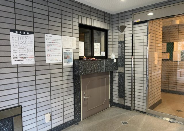 受付はマンションコンシェルジュがいる場合もあれば、管理人が滞在する小部屋を総称して呼ぶことがあります。主にエントランスに設置されていることから、防犯面でも期待ができます。防犯設備がない場合はより安心！