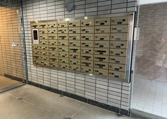 エントランス付近に設置されている集合ポストは、住んでいる部屋と離れているため、ポストをあさるなど誰かに何かされていても被害に気づきにくいです。入居する時には他人に特定されにくい番号で鍵をかけましょう！
