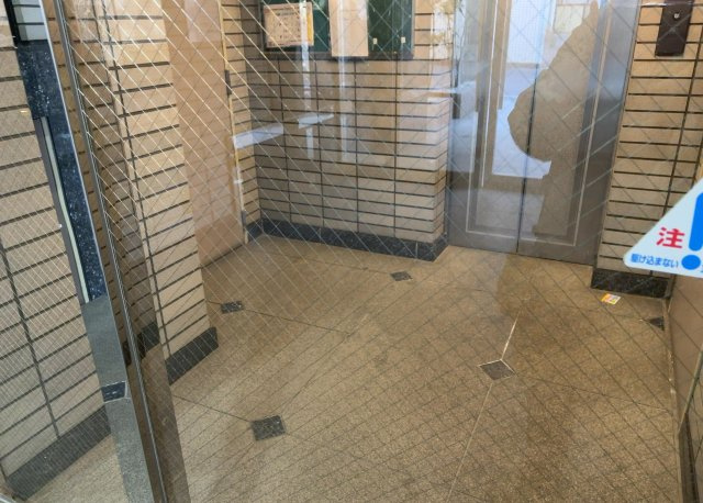 ロビーというと、エントランスと何がちがうの？と思いますよね。実はロビーとエントランスには明確な決まりはありません。物件によっては、エントランスを入って広がるある程度の広さのある空間がロビーとなります。