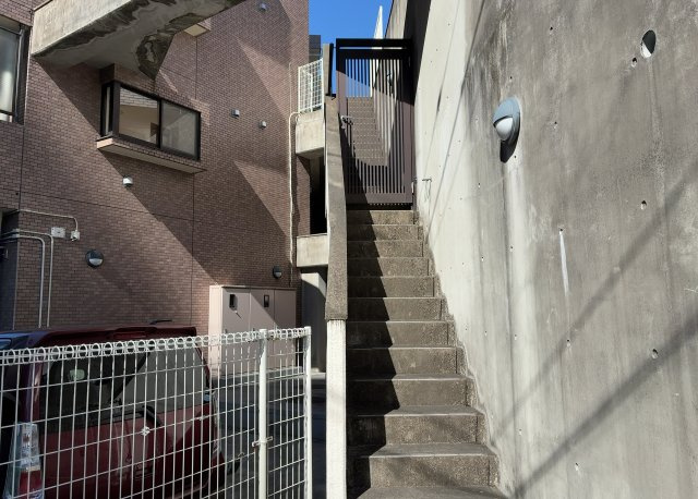 共用部分は、一棟の建物に住む区分所有者全員が共同で所有するとし、共用部分の管理、補修などは、区分所有者で形成される管理組合が行います。個人の判断で勝手に変更することはできませんので覚えておきましょう。