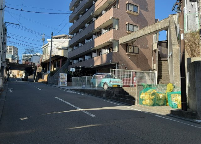 隣家の土地はどうなっているのか、生活利便施設が近くにあるのか、学校まで近いかなど、お客様のライフスタイルにあわせたイメージが重要です。また、近くにあると困る施設が近くにないかも確認するといいでしょう。
