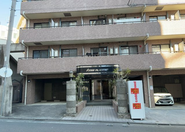 ＲＣ造、Reinforced　Concreteは直訳すると補強されたコンクリートです。主に柱や梁・床・壁が鉄筋とコンクリートで構成おり、鉄筋を組んだ型枠にコンクリートを流し込んで固めたものを指します。