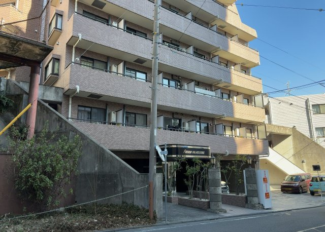ＳＲＣ造は強度や耐震性の面でもRC造と比べて優れています。そのため、10階建以上の高層または超高層マンションなどの建築にも多く採用されています。柱や梁などのサイズが小さくても高い耐震性を確保できます。