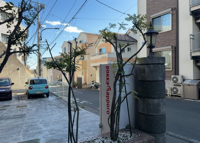 眺望を気にして物件を探す場合、前面に建物が建っていないか現地で確認しましょう！前面に建物があると景色はもちろん、日当たりや風通しにも影響が出てきます。住んだ時のことを想像しながら現地見学をしましょう。