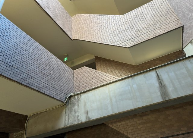 共用部分は、一棟の建物に住む区分所有者全員が共同で所有するとし、共用部分の管理、補修などは、区分所有者で形成される管理組合が行います。個人の判断で勝手に変更することはできませんので覚えておきましょう。