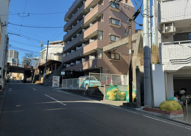 外観はマンション管理がされているかの目安になります。築年数が古いと、壁面は劣化してひび割れが生じることも！建物が古びていても細かいところが修繕されていると、きちんと管理されているなぁと感じるでしょう。
