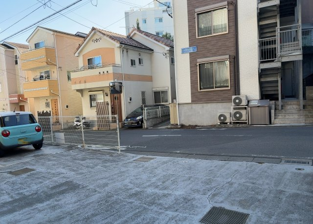 眺望の良さを楽しめるダイニングキッチンで家族団らんの時間を過ごしてはいかがでしょうか。バルコニーから見える景色を家族で眺める時間は、時間が経つのを忘れてしまいそうですね。是非、現地を見に行きましょう！