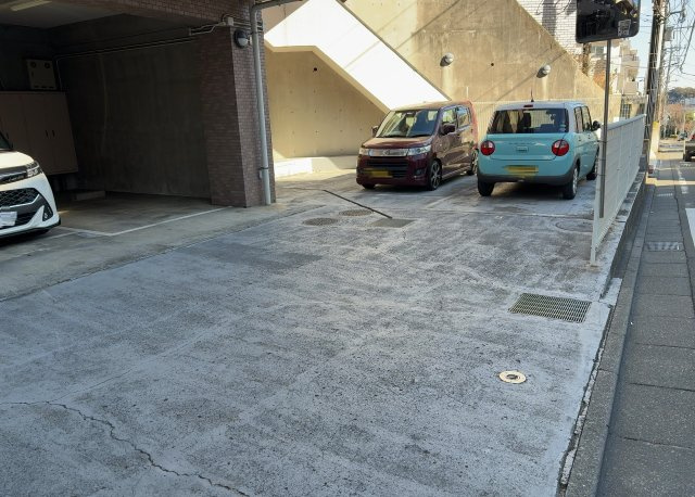 駐車場と明記されていても、最小スペースでつくられた駐車場だと大型車は駐車できなかったり、出入りしにくくなったりする可能性があります。お車のサイズと購入したい物件の駐車場のサイズを現地で確認しましょう。