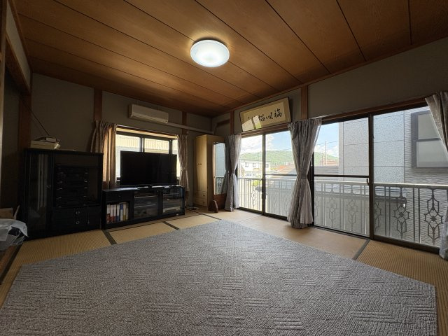 開口部の大きな和室は、しっかりとした採光が取れ明るく開放的。畳の温かみと木の天井が調和し、落ち着いた雰囲気を演出します。居室としてはもちろん、くつろぎの空間や来客用としても活用できる魅力的な一室です。
