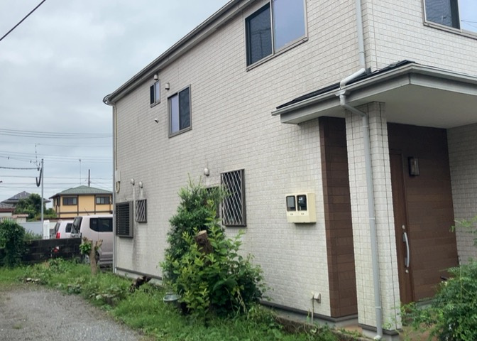 土地の面積＝住宅面積ではありません。建ぺい率の問題などで、土地のある場所によって住宅を建てられる面積は限られています。高さもしかり、「土地」という言葉の中には、建築条件も含まれると考えておきましょう。
