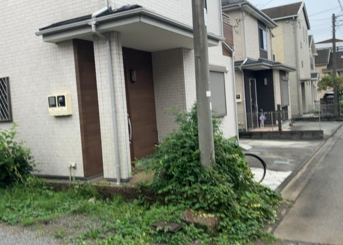 家を建てる場合、方位は要チェックです。現実的に日当たりのよい家ならばリビングは南側、建築基準法でも北側に当たる家への配慮は求められています。土地を見学に行く際は、方位磁針を持って行くようにしましょう。