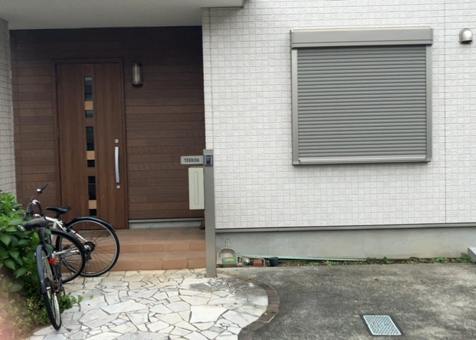 土地の前の道路に消火栓が設置されていることがあります。この場合、道路交通法第45条第1項により、駐車禁止の場所が指定されています。そのため、車庫などの駐車スペースをつくることができない場合があります。