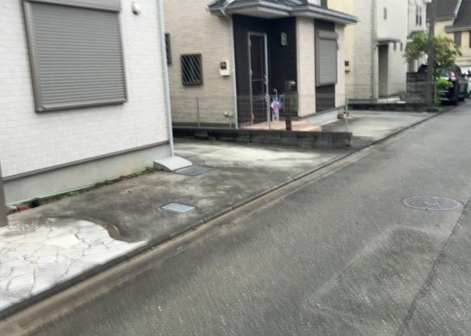 土地購入を検討されている場合、境界杭がない状態で購入してしまうと境界確定測量をする必要があり、費用がかかります。購入の前に、売主、隣土地所有者立ち合いのもと境界を確定し境界杭を設置するのがベストです。
