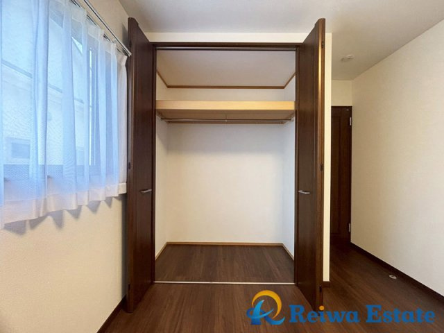 大きめのクローゼットがあるので、収納には困りません。物がスッキリ片付くので、お部屋はいつでも快適です。