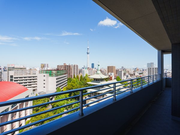 3方向の広々としたバルコニー