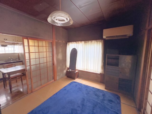 建具を開けることで食事スペースとのつながりを感じられる間取り。大きな窓から自然光を取り込みやすく、明るさと開放感のある空間。畳の上でゆったりとくつろげるため、家族団らんの居間として活用できます。