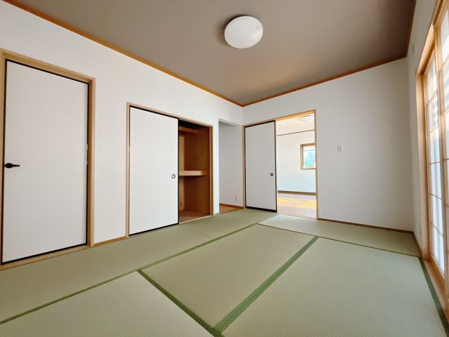 ■1階和室｜和室でしか味わえない畳ならではの香りや素材で和のやすらぎを感じてください♪休日はお子様とお昼寝するのにも最適です！　