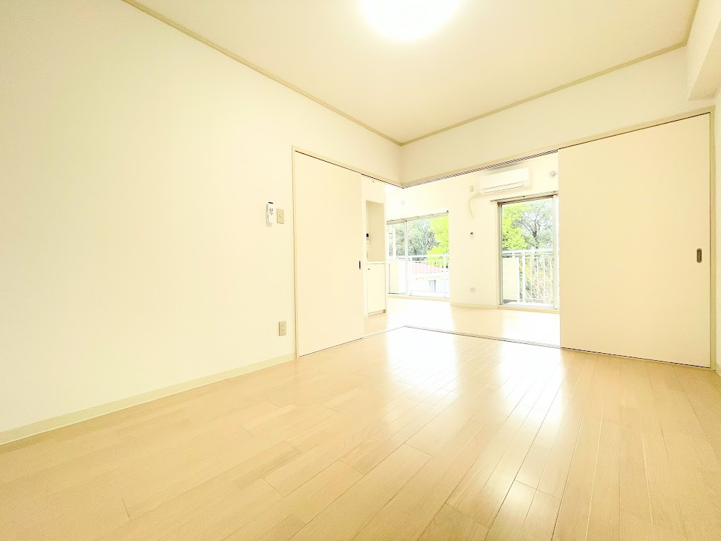 ◆気持ちの良い風が室内へ入り込む居室。家具を配置しても広々ご利用いただけます！！