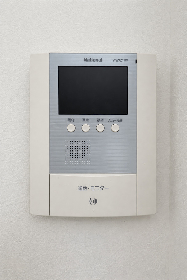 ◆玄関に行かなくても来訪者が確認でき、ハンズフリーで会話をすることが出来ます。モニターを確認する事によって防犯効果も高まります。