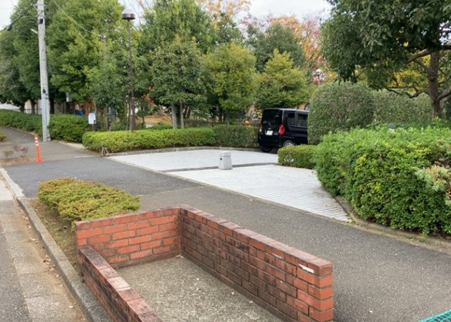中庭（パティオ）とは、一つの建築物の内部に設けられた、壁などで囲われている庭のことを指します。コの字型、ロの字型が主流ですが、L字型の中庭もあります。最近では、インテリア性の高さからも人気があります。
