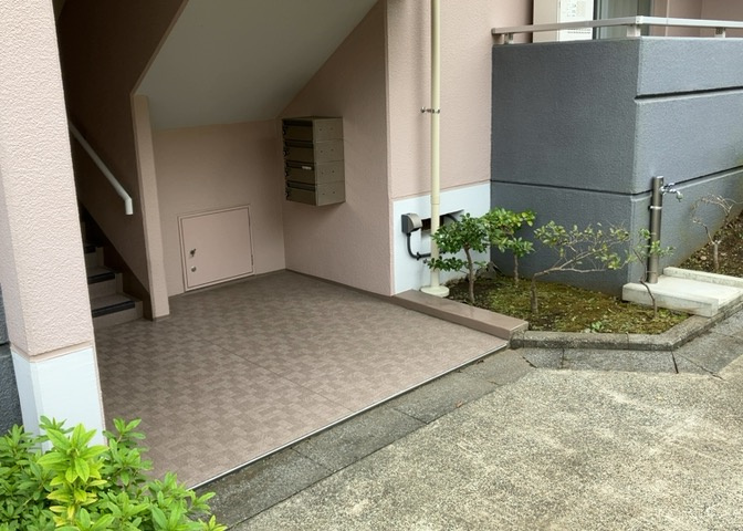 ロビーというと、エントランスと何がちがうの？と思いますよね。実はロビーとエントランスには明確な決まりはありません。物件によっては、エントランスを入って広がるある程度の広さのある空間がロビーとなります。