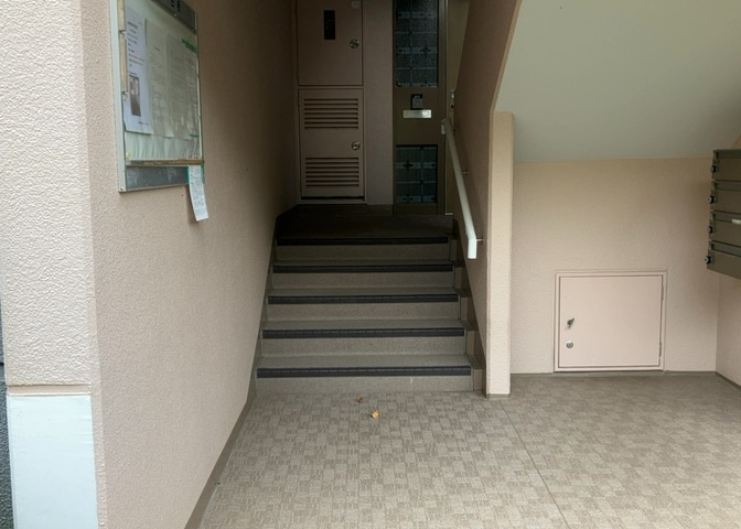 共用部分は、一棟の建物に住む区分所有者全員が共同で所有するとし、共用部分の管理、補修などは、区分所有者で形成される管理組合が行います。個人の判断で勝手に変更することはできませんので覚えておきましょう。