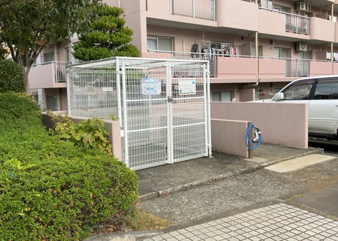 共有部分は、住民なら誰もが使える設備のこと。例えば駐車場やエレベーター、インターネット設備、セキュリティ設備などがあります。他にも、マンションの廊下・外部階段やエントランス・ゴミ置き場などがあります。
