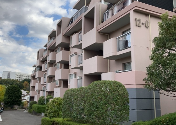 道幅が広い場所は日当たりや風通が良好です。幅が広いのですれ違いも可能ですし大きな車でも駐車可能！一方で、大型車が通ることも多くなるため交通量の増加により騒音に繋がります。また土地の値段が高くなります。